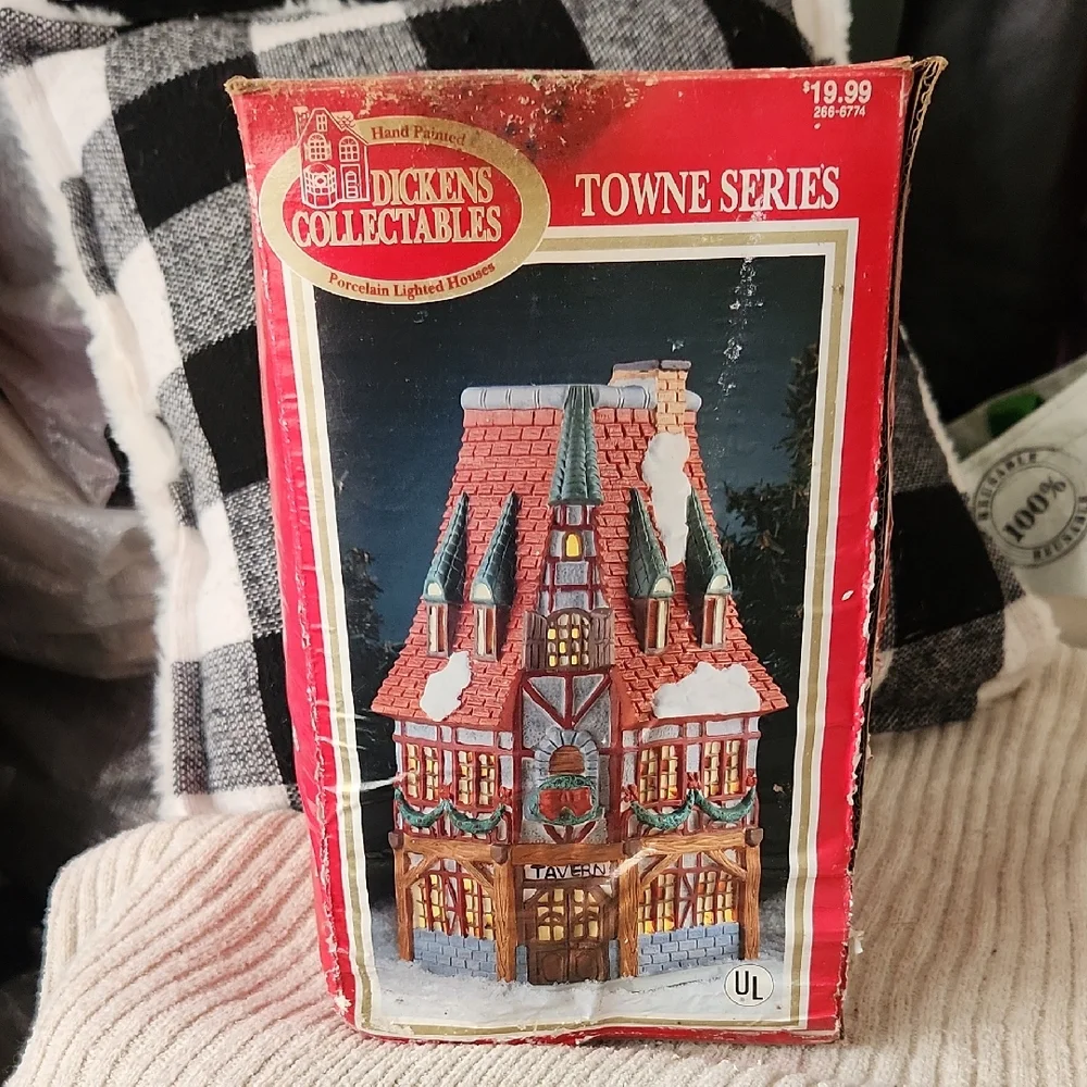 Dickens‎ Collectables Towne Series Tavern Lighted House